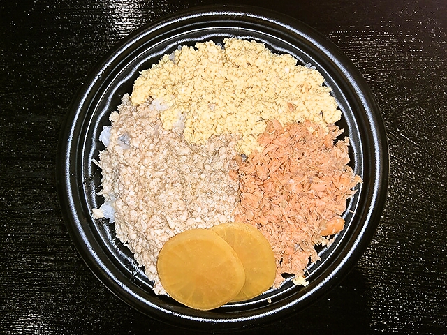 三色そぼろ丼